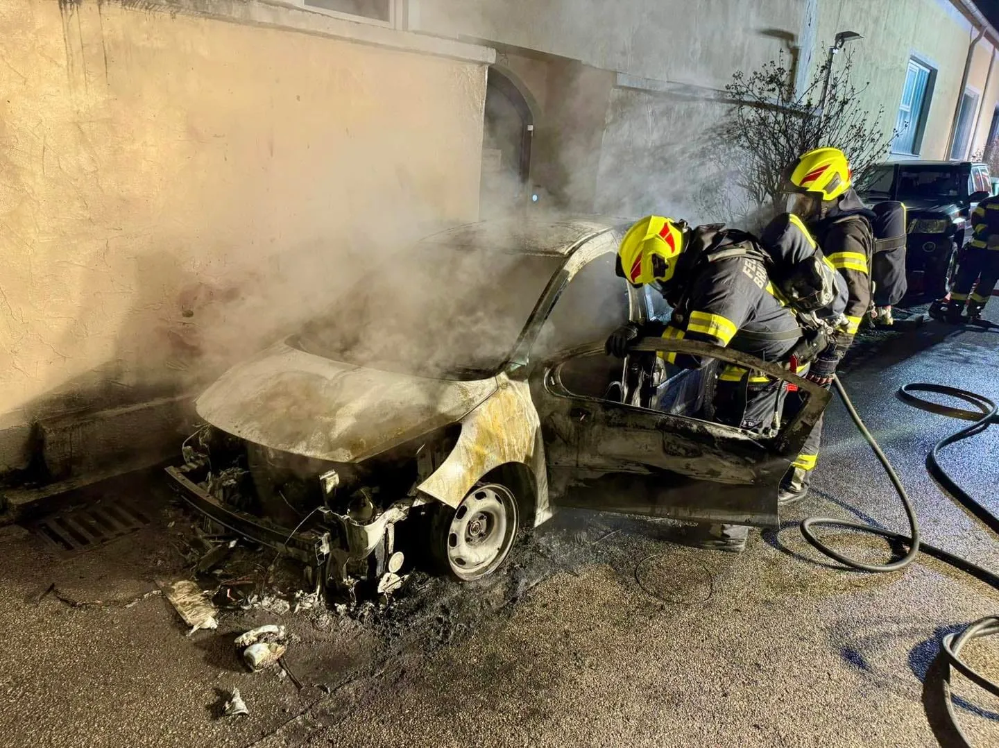 Brand PKW im Freien – Bild 4