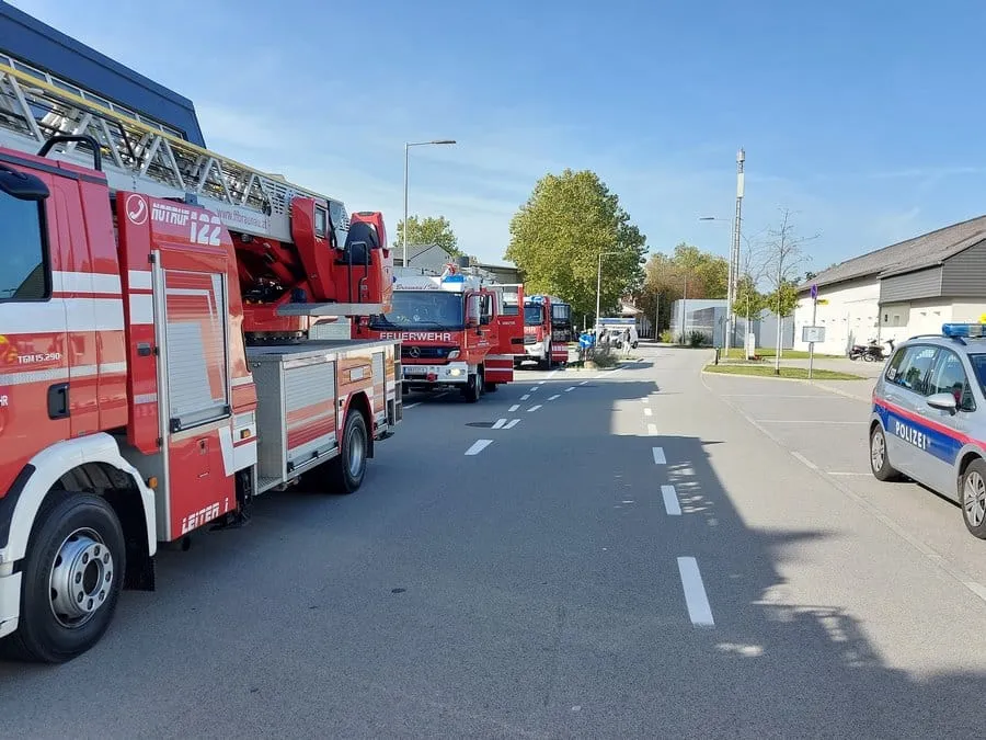 Brand Gebäude mit Menschenansammlung – Bild 3