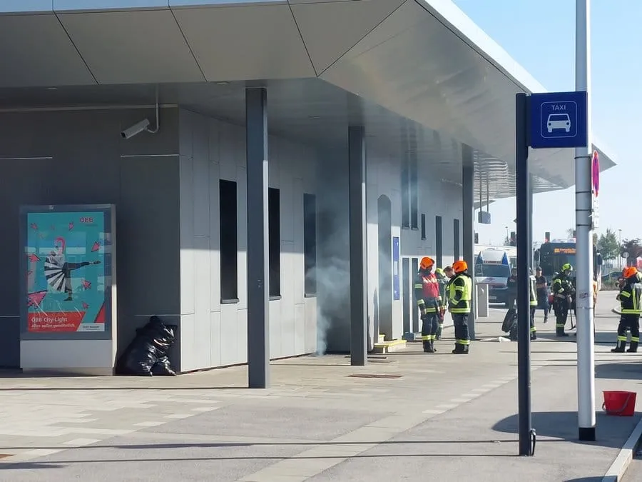 Brand Gebäude mit Menschenansammlung – Bild 1