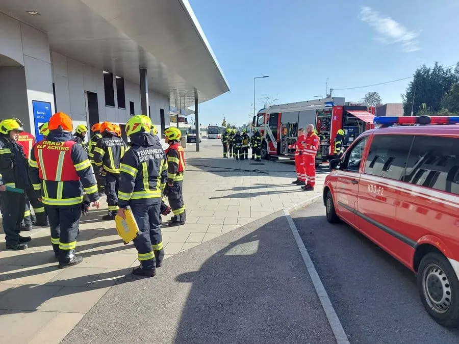 Brand Gebäude mit Menschenansammlung – Bild 2
