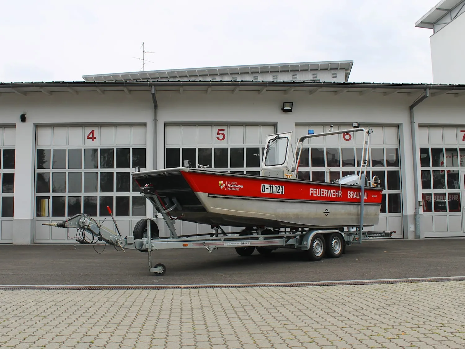 Arbeitsboot der Feuerwehr Braunau auf dem Anhänger