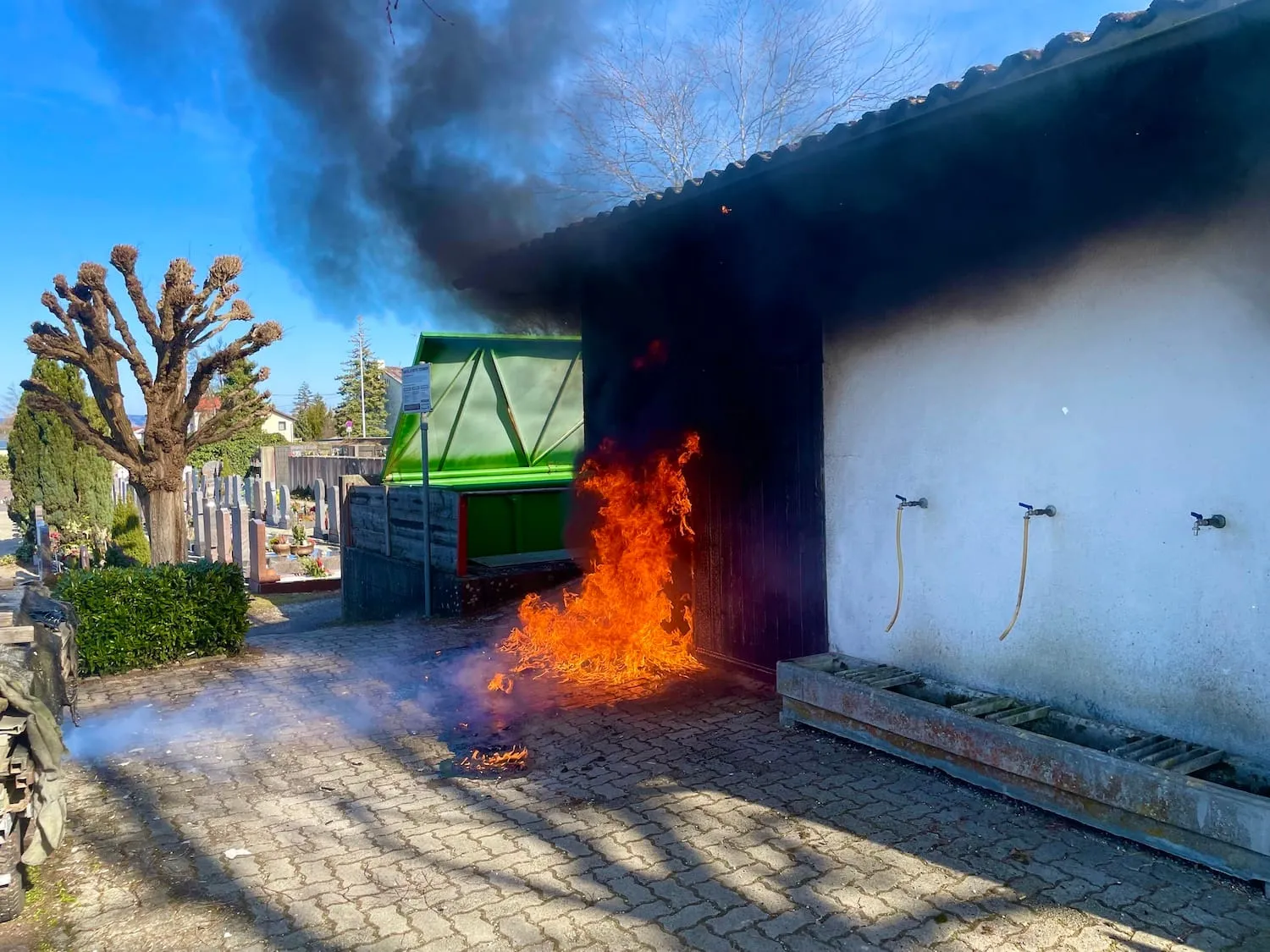 Brand Container im Freien – Bild 2