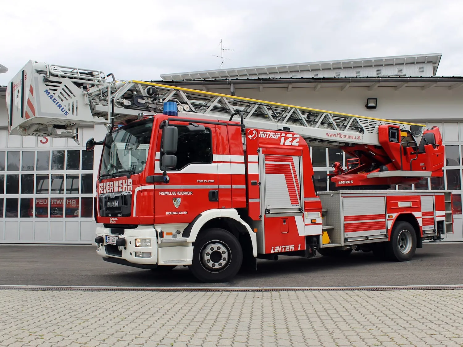 Drehleiter DLK 23/12 der Feuerwehr Braunau