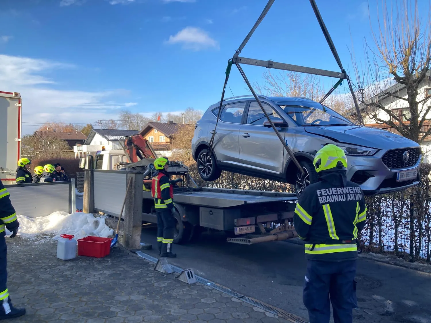 2-mal VU Aufräumarbeiten und Türöffnung Unfallverdacht – Bild 1