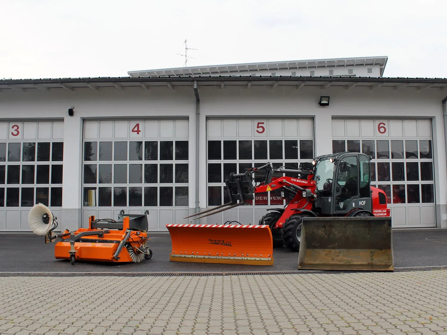 Hoffahrzeug mit Anbaugeräten der Feuerwehr Braunau