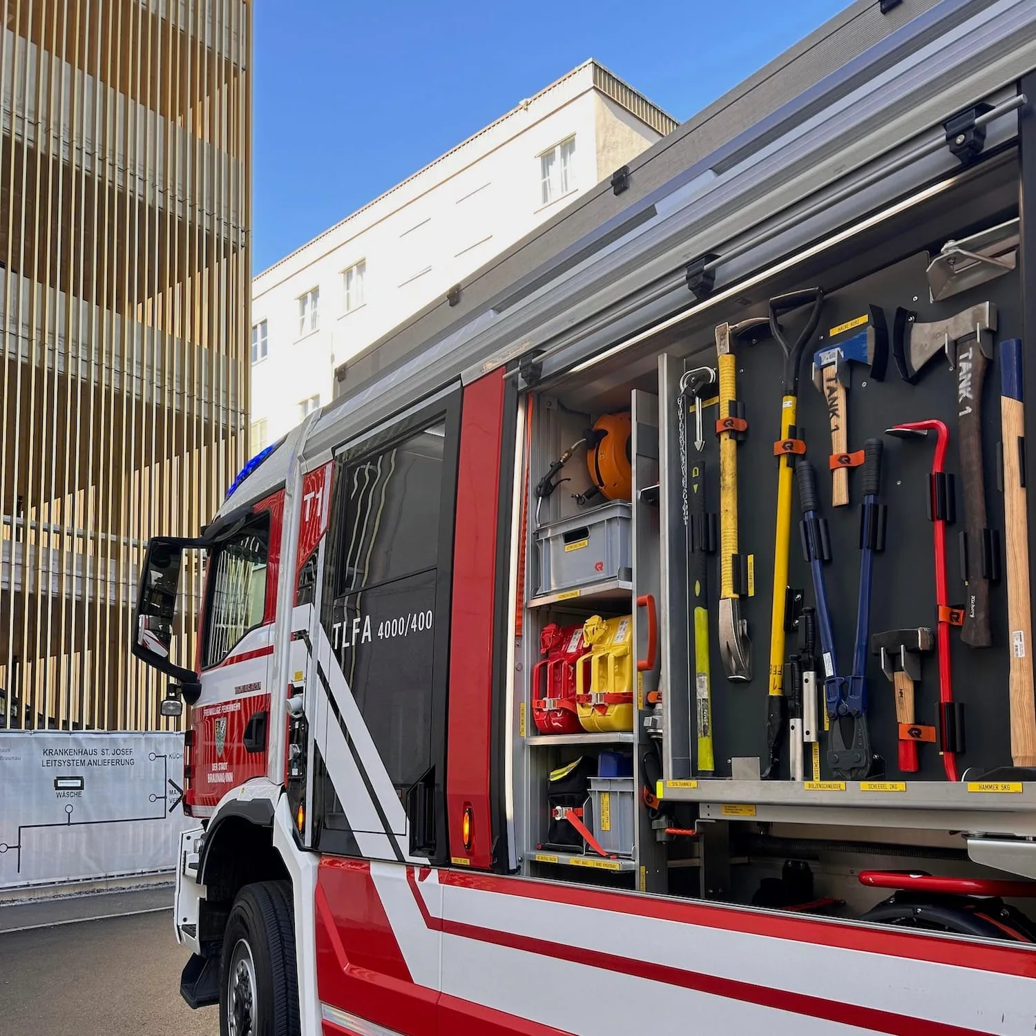 Brand Fahrzeug in Gebäude – Bild 1