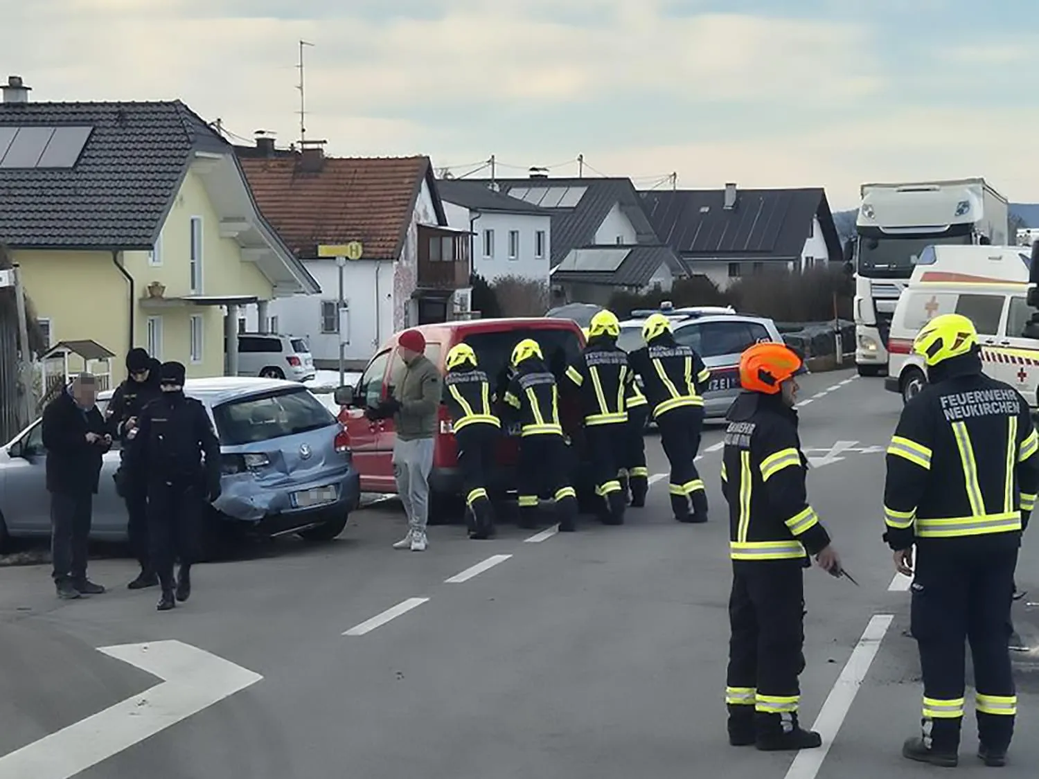 2-mal VU Aufräumarbeiten und Türöffnung Unfallverdacht – Bild 3